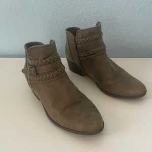 Baretraps Giles Bootie size 8